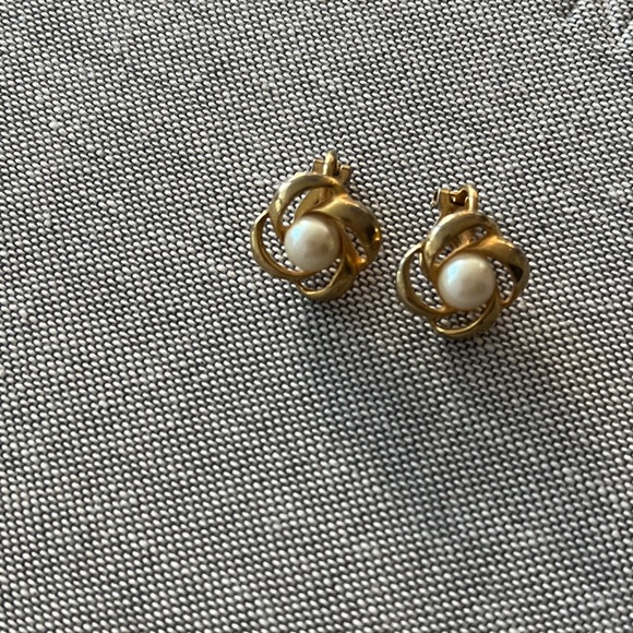 Jewelry - Elegant Gold and Pearl Earrings